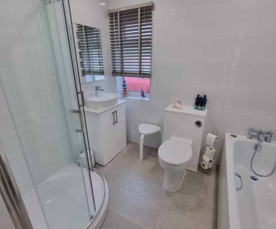 Bathroom - Offset Cubicle Shower 3